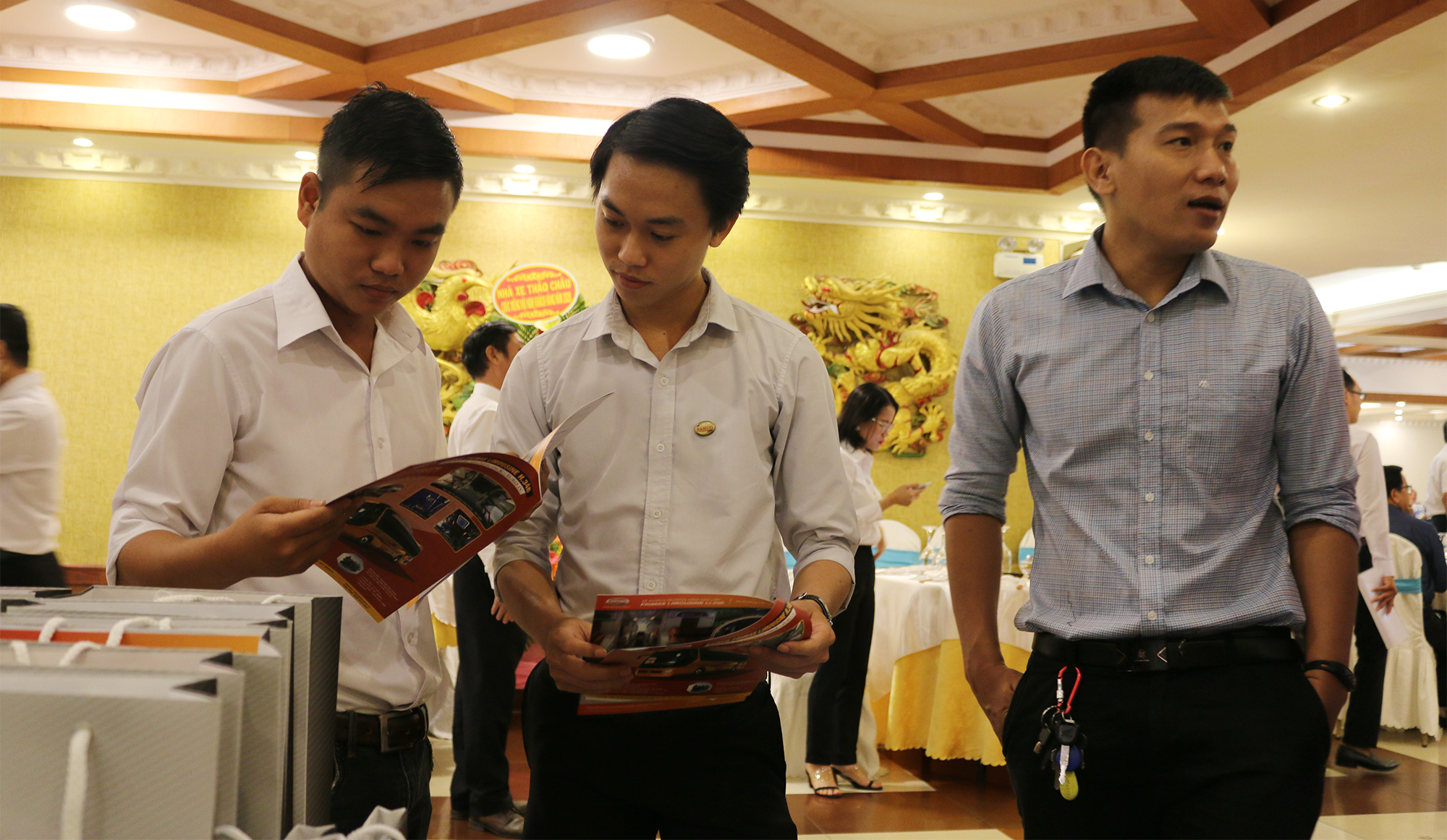 Tư vấn khách hàng dòng sản phẩm xe giường nằm Samco
