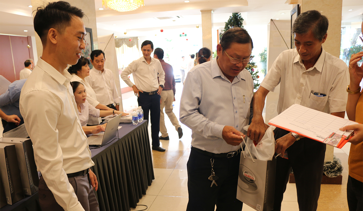 Samco trao tặng quà