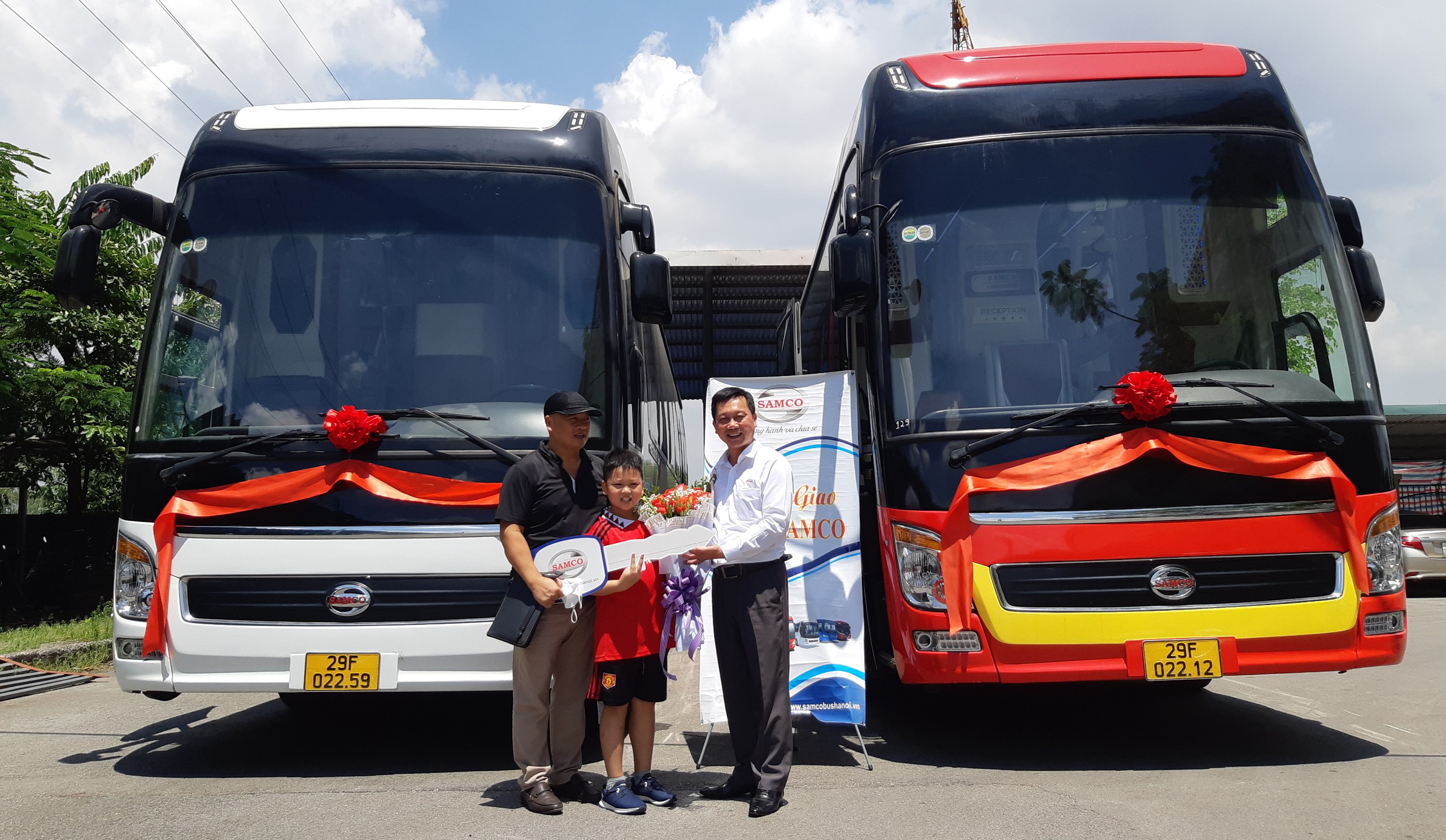 BÀN GIAO 02 XE GIƯỜNG NẰM SAMCO LIMOUSINE LI.33B & SAMCO LIMOUSINE H.34B CHO CÔNG TY CỔ PHẦN VẬN TẢI HUYỀN CHÂU - HÀ NỘI